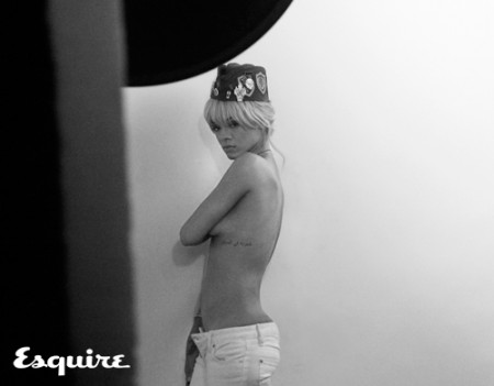 Rihanna-sexy-behind-the-scenes-Esquire-UK-photoshoot-20121-450x351